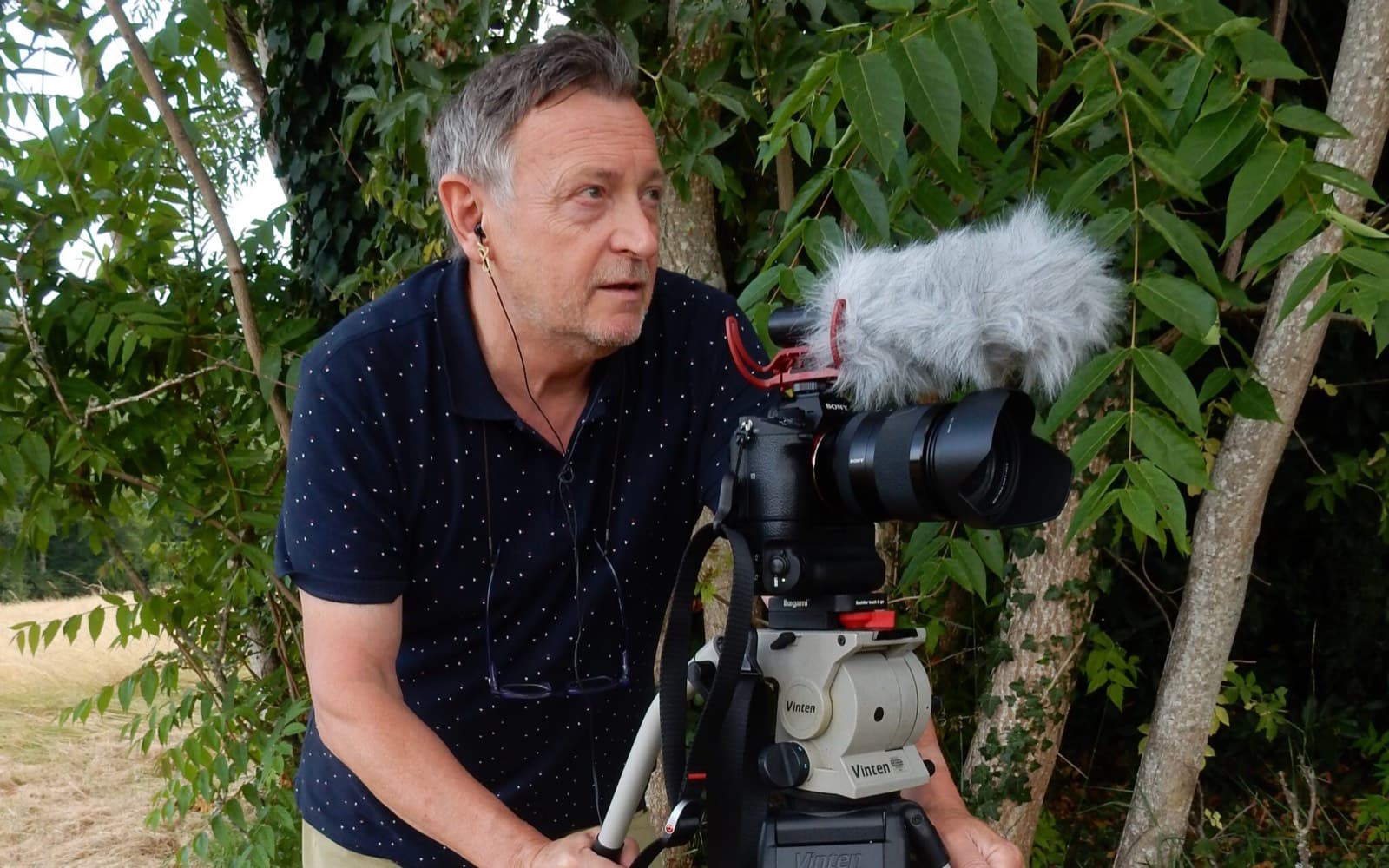 Thierry Bonnaffé achter een camera op statief